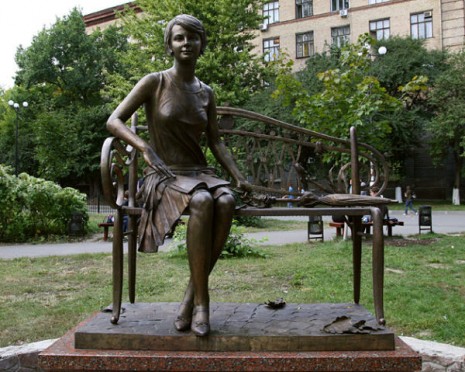 Пам'ятник Олені Телізі біля 12 корпусу КПІ в Києві