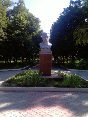 Пам'ятник Кропивницькому в Бобринці
